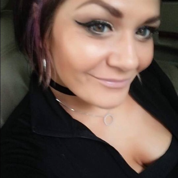 Meet your Posher, Courtnie Teal.....goes by Teal. - Picture 8 of 8